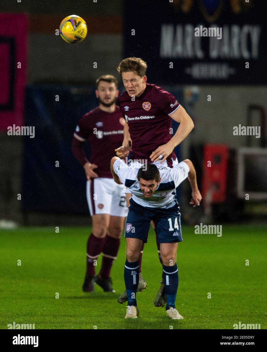 Scottish Championship - Heart of Midlothian / Arbroath. Tynecastle Park, Edinburgh, Midlothian, Großbritannien. Dezember 2020. Hearts ist Gastgeber von Arbroath bei der Scottish Championship im Tynecastle Park, Edinburgh. Bild zeigt: Hearts' Center-Back, Christophe Berra, wird besser als Arbroath-Stürmer Kris Doolan. Kredit: Ian Jacobs/Alamy Live Nachrichten Stockfoto