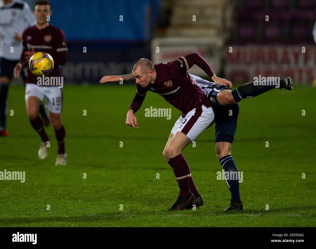 Scottish Championship - Heart of Midlothian / Arbroath. Tynecastle Park, Edinburgh, Midlothian, Großbritannien. Dezember 2020. Hearts ist Gastgeber von Arbroath bei der Scottish Championship im Tynecastle Park, Edinburgh. Bild zeigt: Hearts' Center-Forward, Craig Wighton, macht den Ball klar. Kredit: Ian Jacobs/Alamy Live Nachrichten Stockfoto