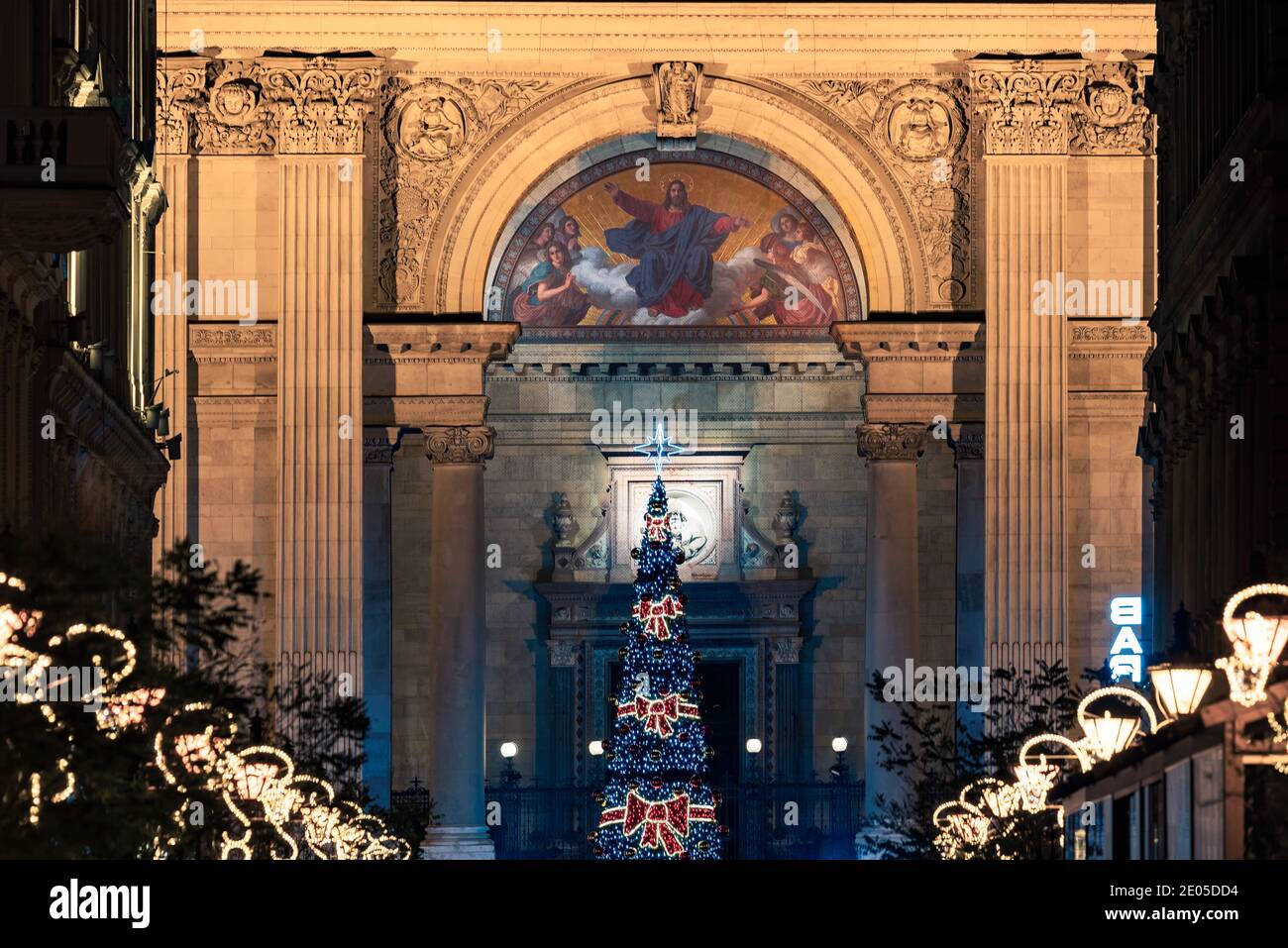 St.-Stephans-Basilika zur weihnachtszeit. Es gibt einen prächtigen riesigen weihnachtsbaum. Schuf eine schöne Stimmung, dass Ort Stockfoto