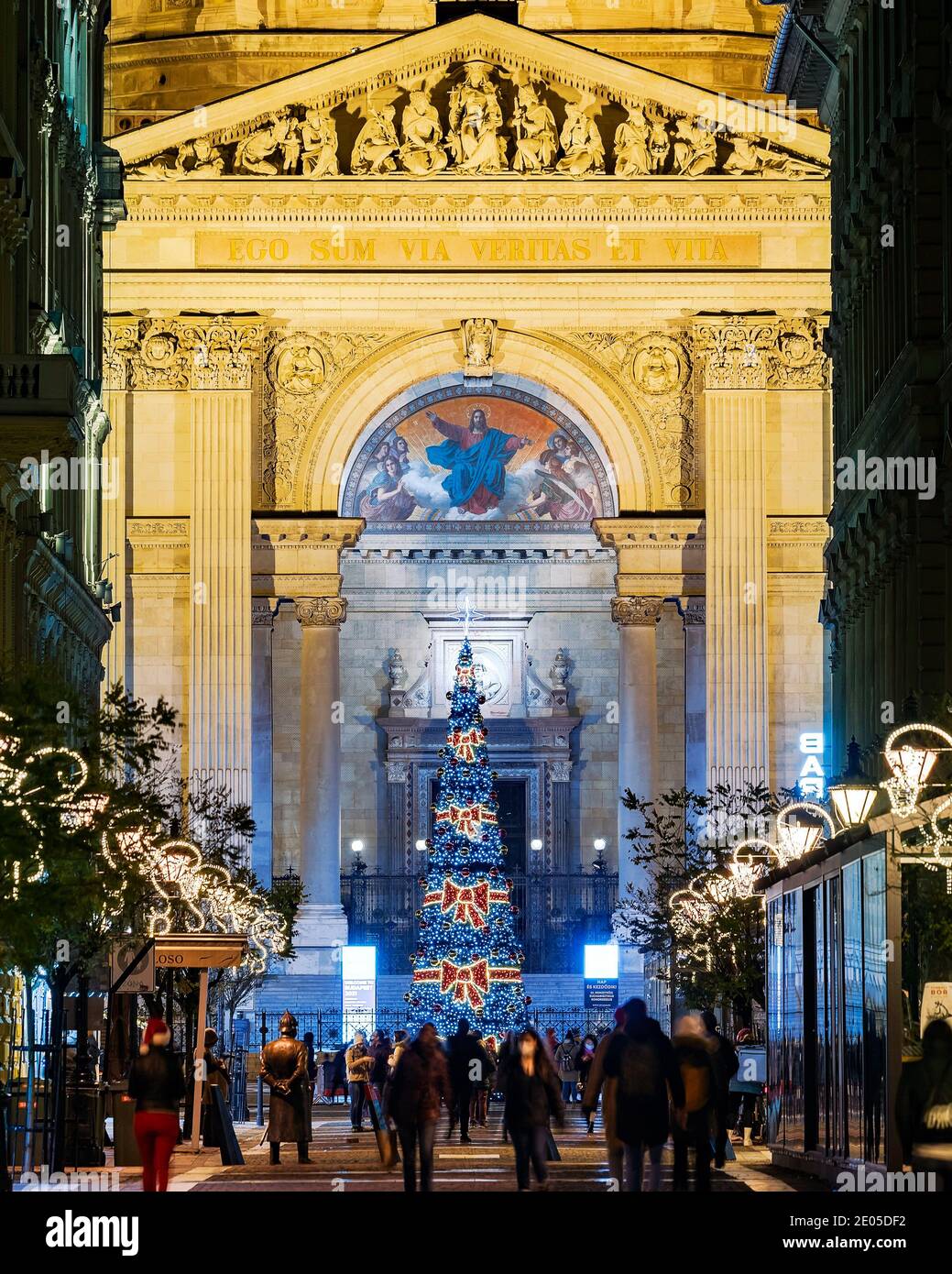 St.-Stephans-Basilika zur weihnachtszeit. Es gibt einen prächtigen riesigen weihnachtsbaum. Schuf eine schöne Stimmung, dass Ort Stockfoto