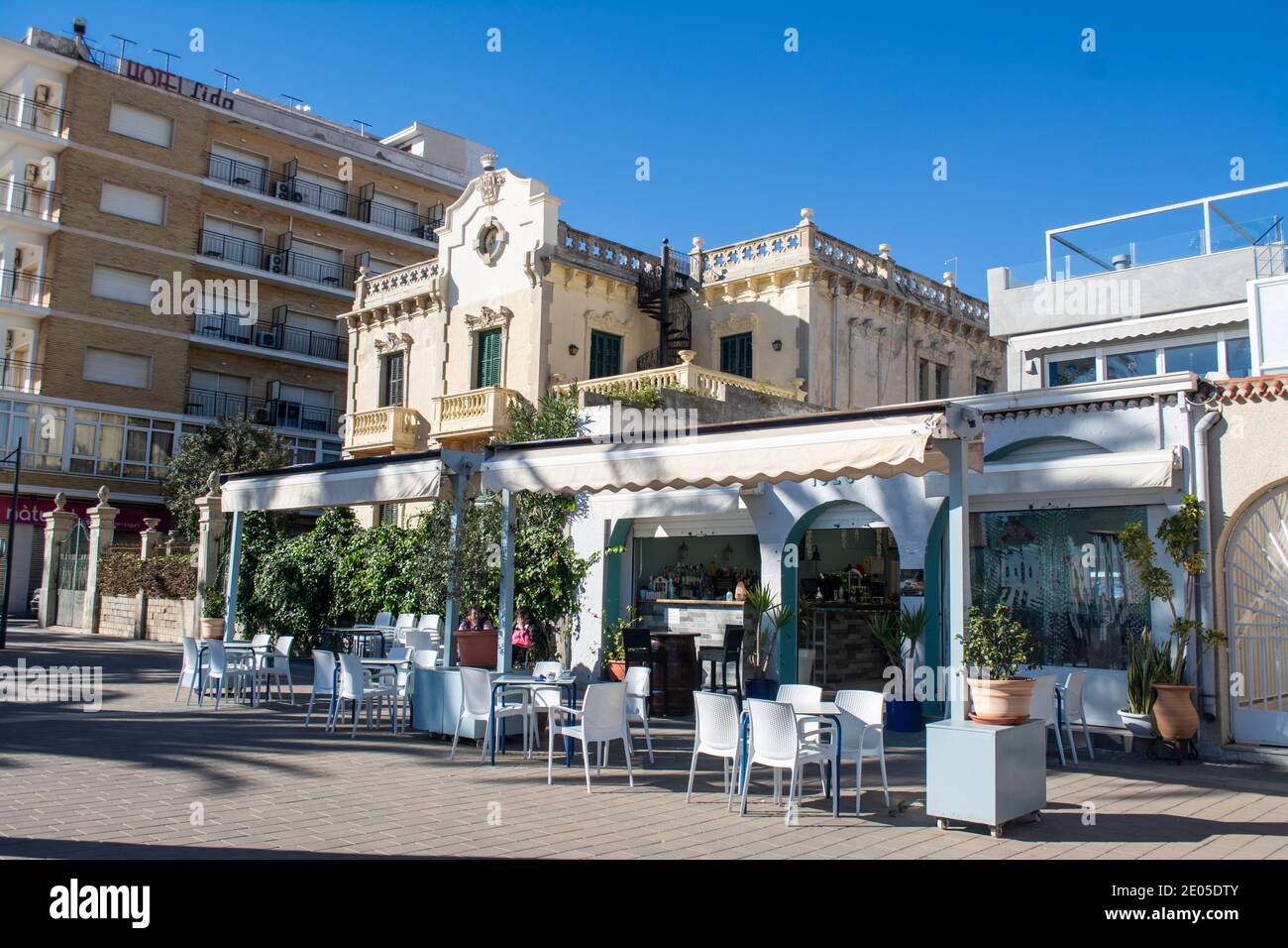 Spanische Bar mit einem traditionellen Gebäude und einem modernen Hotel Der Hintergrund Stockfoto