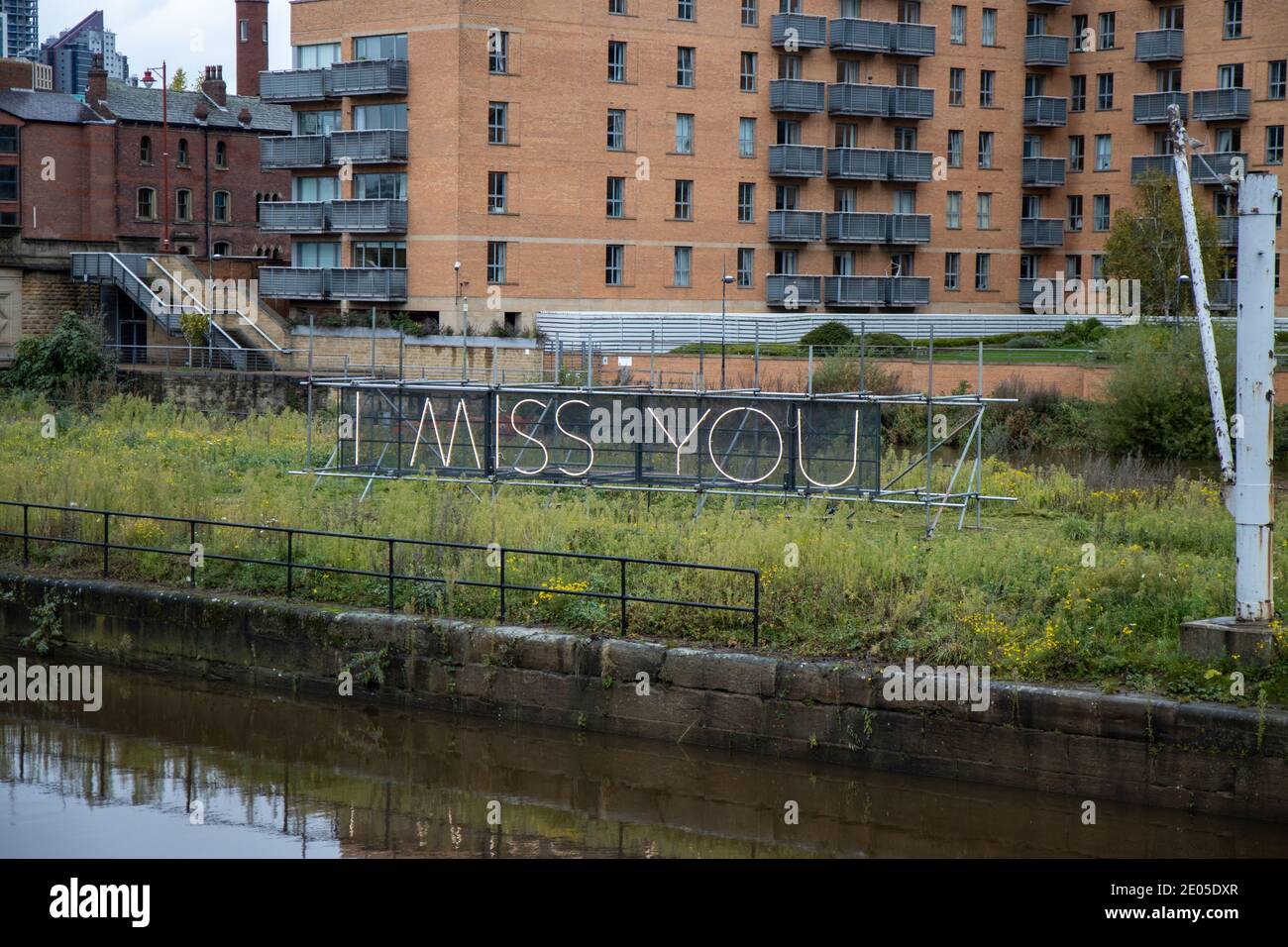 Ein Neonschild im Stadtzentrum von Leeds, das sagt Du fehlst mir Stockfoto