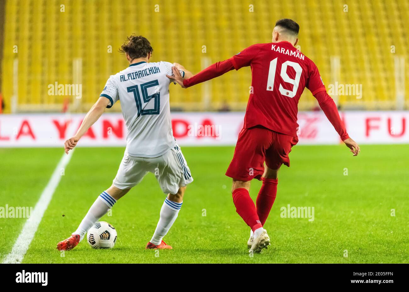 Istanbul, Türkei – 15. November 2020. Russische Fußball-Nationalmannschaft Stürmer Aleksei Mirantschuk gegen Türkei Stürmer Kenan Karaman während der UEFA Nations Stockfoto