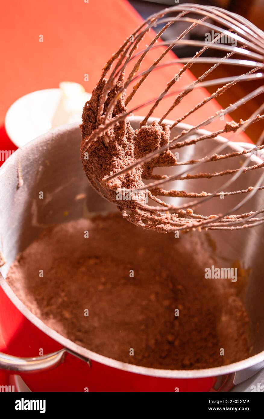 Verarbeitung von Teig mit Kakao für leckere Christchmenkekse Stockfoto