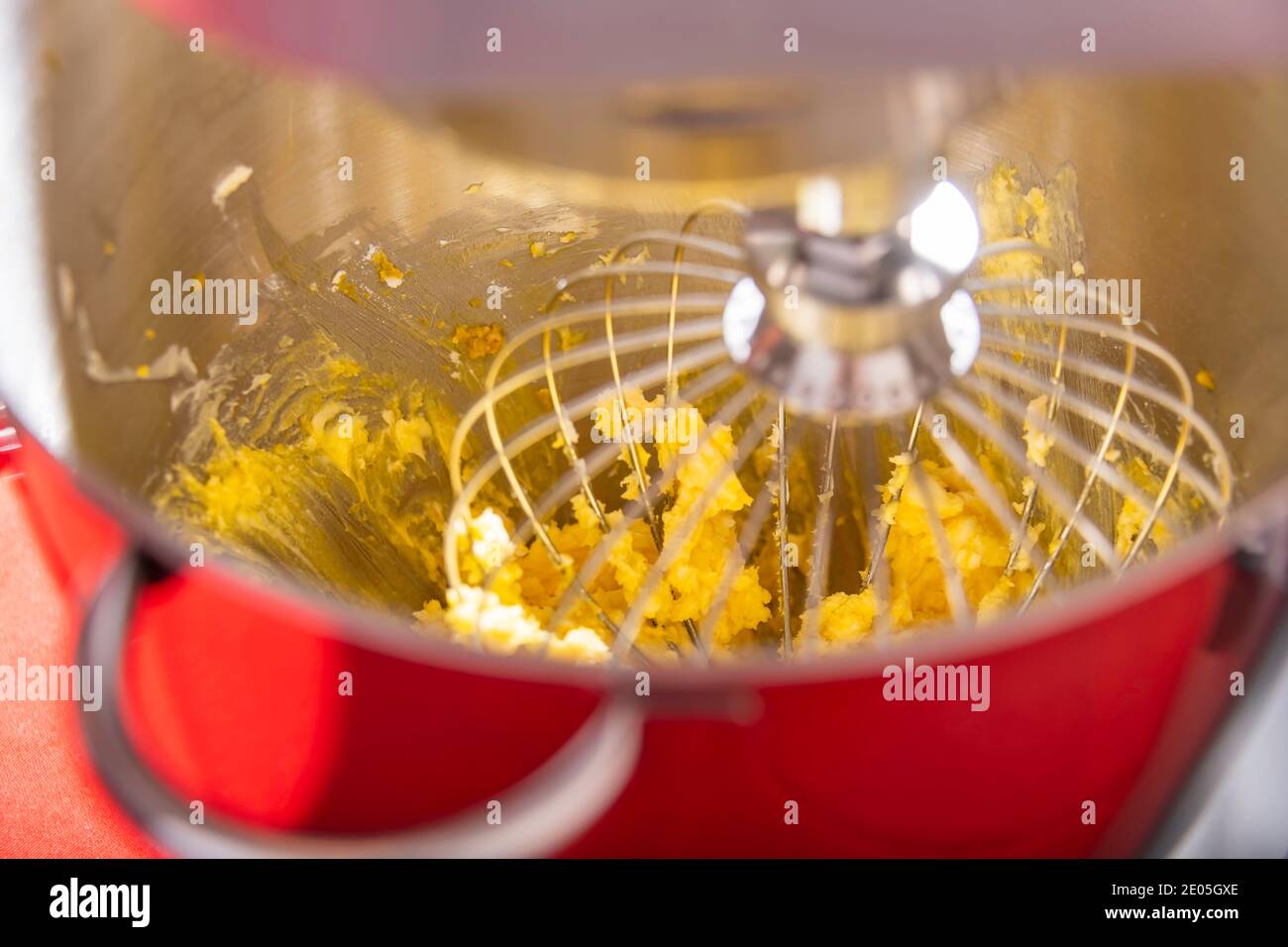 Verarbeitung von Teig in EINER Küchenmaschine für leckere Weihnachtsplätzchen Stockfoto