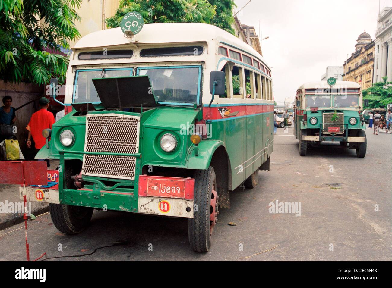 Busse in Yangon Stadtzentrum, Myanmar Stockfoto