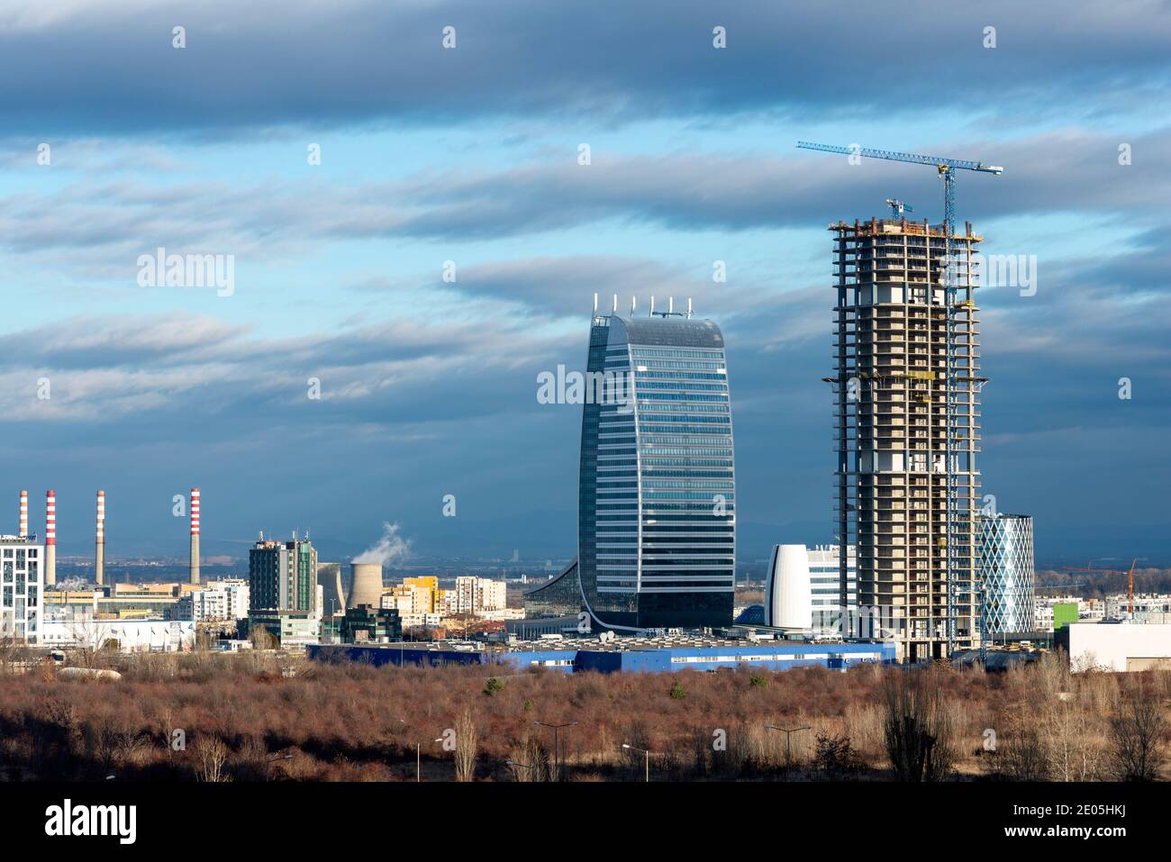 Städtische Infrastruktur die Sky Fort Bürogebäude Entwicklung und unter Baustelle und abgeschlossen Capital Fort in Sofia Bulgarien Dezember 2020 Stockfoto