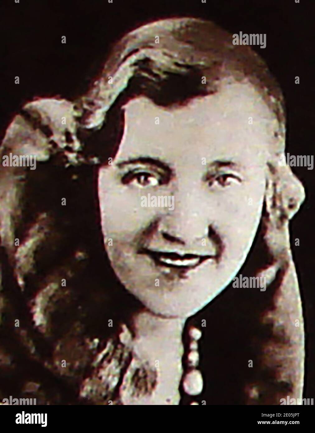 Ein frühes Porträt des gefeierten Revuestars Violet Loraine (1886 – 1956), des englischen Musiktheaters und der Schauspielerin und Sängerin. Geboren 1886 in Kentish Town, London, Violet Mary Tipton, trat im Alter von sechzehn Jahren als Chormädchen auf die Bühne. 'If You We The Only Girl (in The World)' wurde ihr Signature-Song (mit George Robey als Duett). Im Gegensatz zu vielen Showbusiness-Stars heiratete sie nur einmal Edward Raylton Joicey. Sie starb 1956 in Newcastle upon Tyne Stockfoto