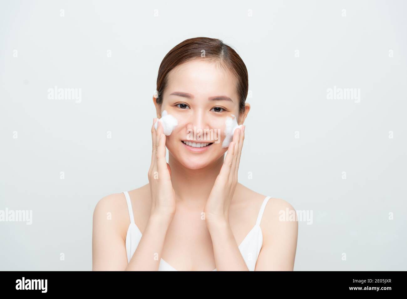 Asiatische Frau waschen ein Gesicht Stockfoto