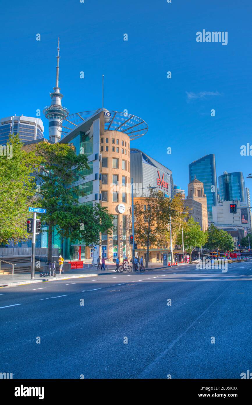 AUCKLAND, NEUSEELAND, 20. FEBRUAR 2020: Blick auf die Queen Street im Zentrum von Auckland, Neuseeland Stockfoto