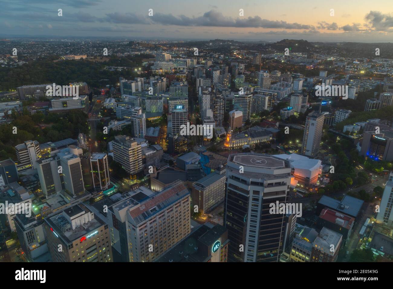 AUCKLAND, NEUSEELAND, 19. FEBRUAR 2020: Nachtansicht des Zentrums von Auckland vom Sky Tower, Neuseeland Stockfoto