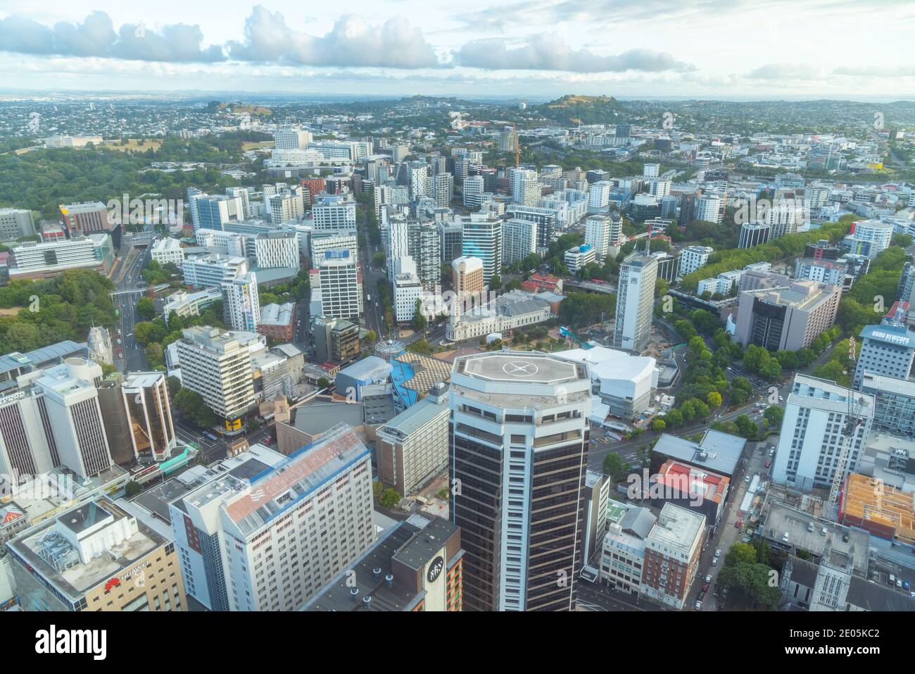 AUCKLAND, NEUSEELAND, 19. FEBRUAR 2020: Sonnenuntergang Luftaufnahme des Zentrums von Auckland vom Sky Tower, Neuseeland Stockfoto