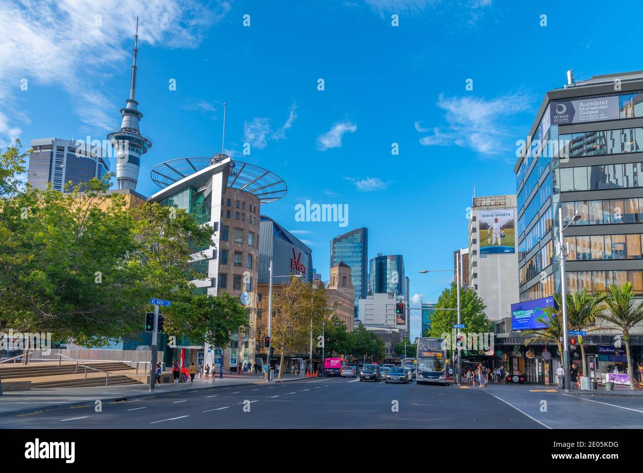 AUCKLAND, NEUSEELAND, 19. FEBRUAR 2020: Blick auf die Queen Street im Zentrum von Auckland, Neuseeland Stockfoto