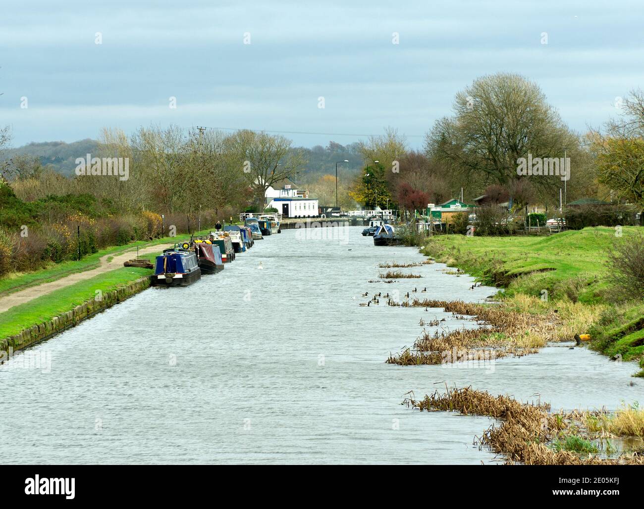 Boote liegen auf einem breiten Kanal Stockfoto