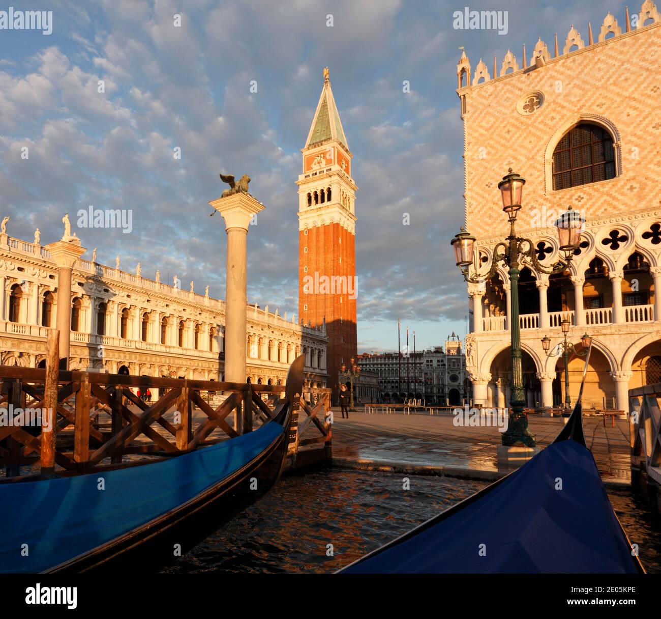 I/Venedig: Blick vom Wasser auf den Dogenpalast und der Piazzetta am Morgen Stockfoto