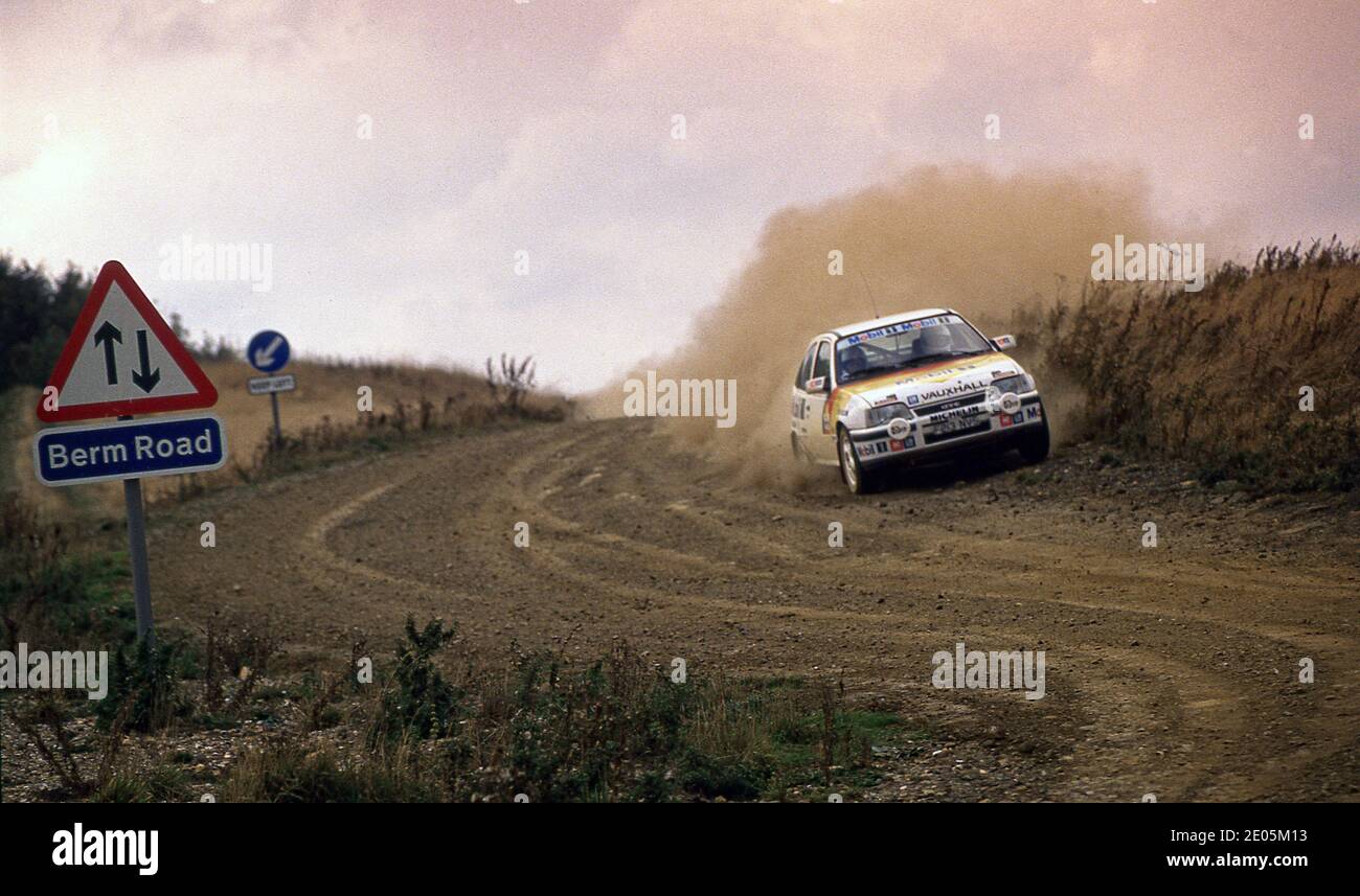 Malcolm Wilson und Ian Grindrod testen seinen Vauxhall Astra GTE 16-V-Rallye-Auto auf Millbrook Proving Ground UK 1989 Stockfoto