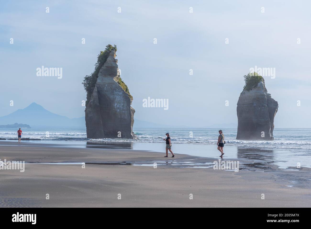 THREE SISTERS, NEUSEELAND, 14. FEBRUAR 2020: Three Sisters and the Elephant Rock in Neuseeland Stockfoto
