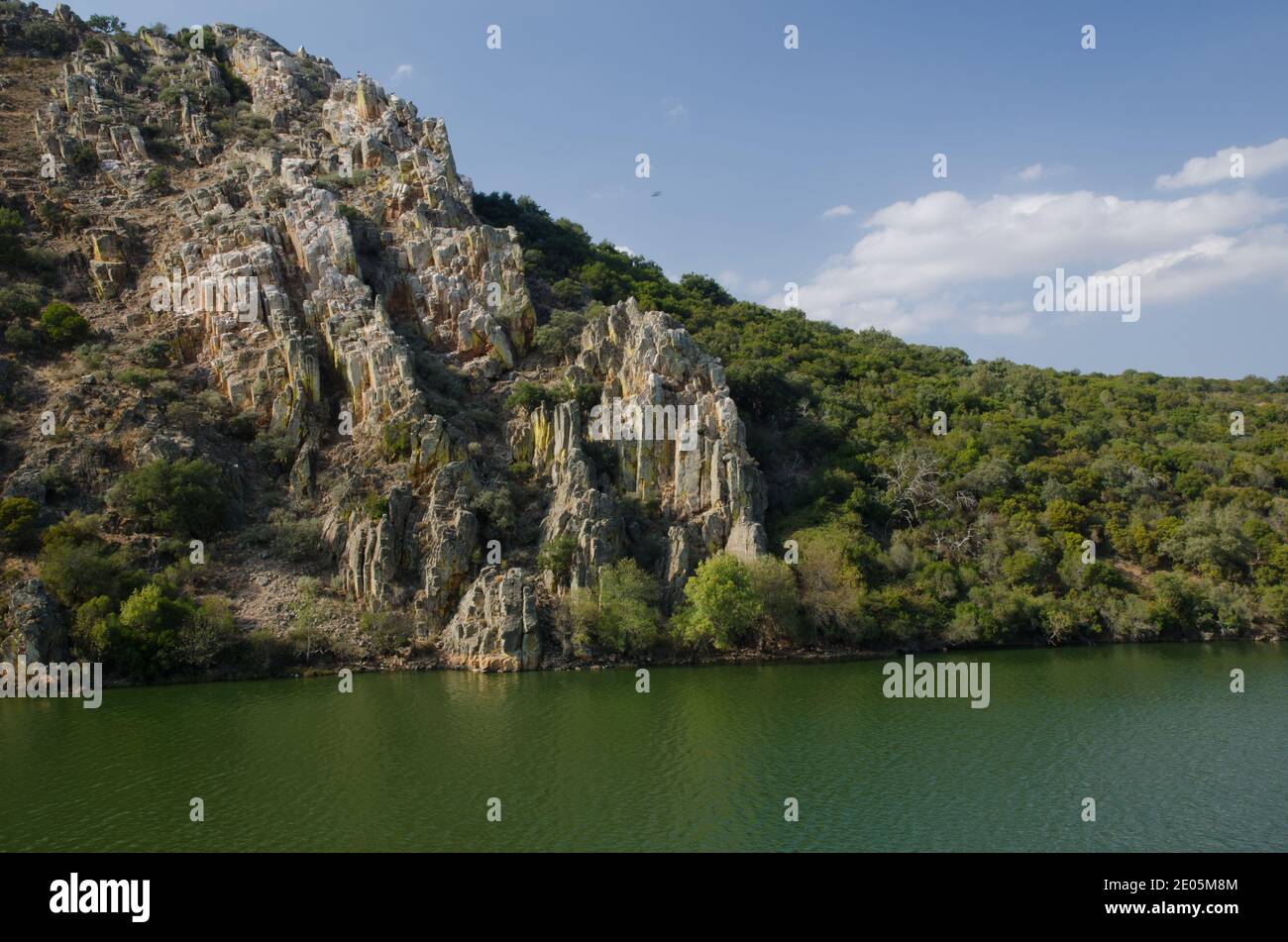 Klippe von La Portilla del Tietar und Tietar Fluss. Monfrague National Park. Caceres. Extremadura. Spanien. Stockfoto