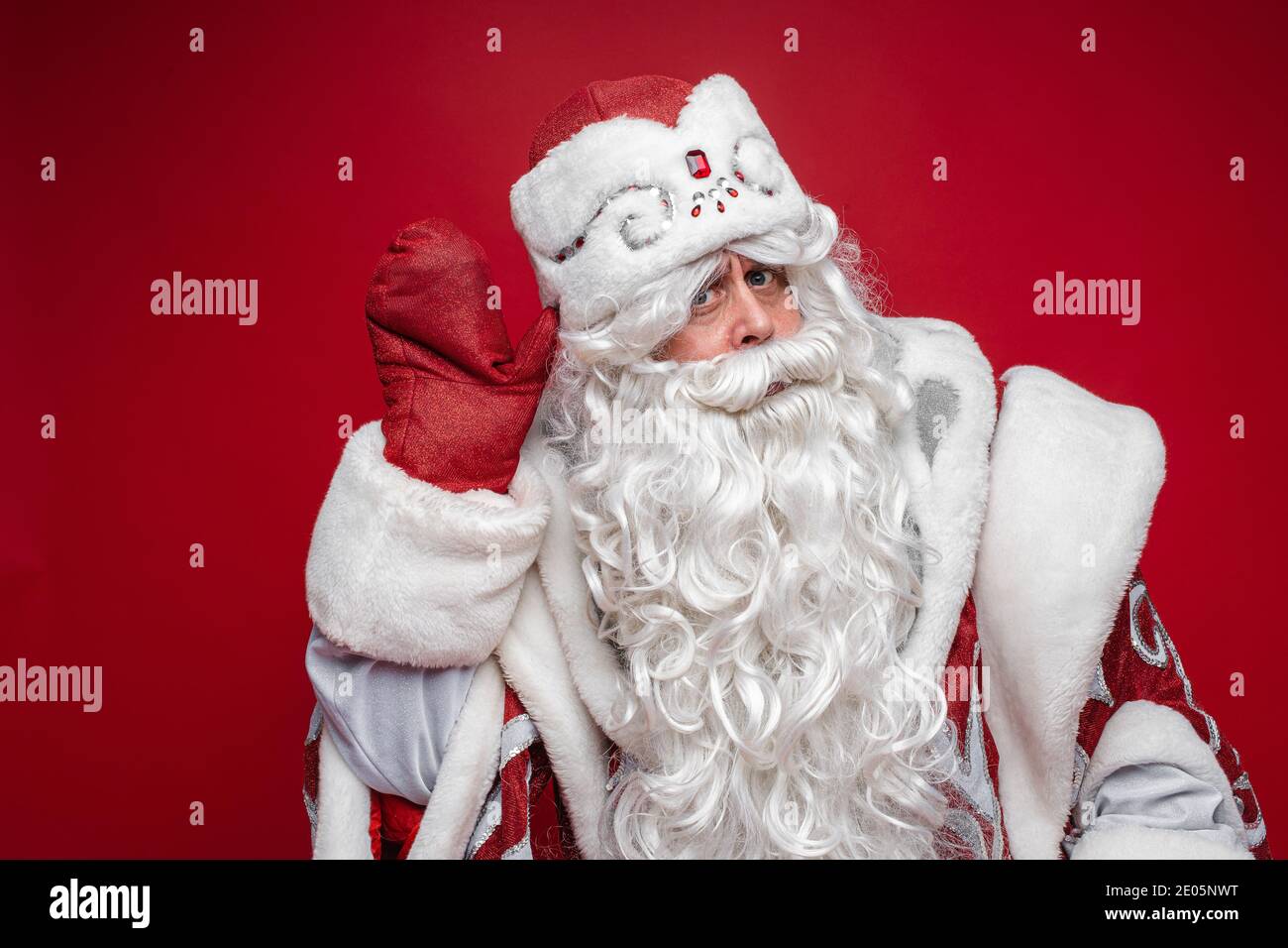 Santa mit Hand an Ohr aufmerksam zuhören. Stockfoto