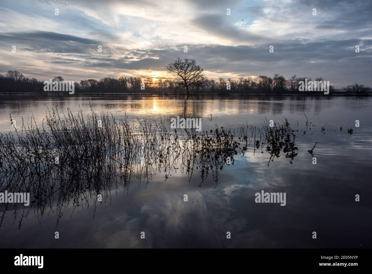 Gunthorpe, Nottinghamshire, Großbritannien. Dezember 2020. Die Sonne beginnt über dem Fluss Trent in der Nähe von Gunthorpe, Nottinghamshire aufzugehen. Neil Squires/Alamy Live News Stockfoto