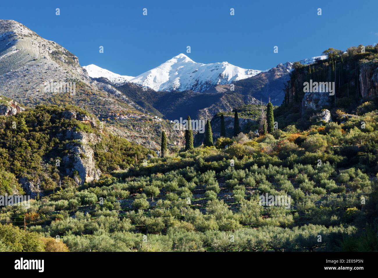 Blick auf die Taygetos Berge von Kardamili Stadt in der Mani von Griechenland Stockfoto