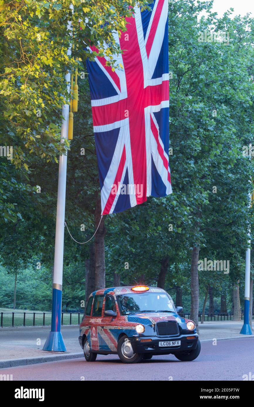 London Taxi unter einem Union Jack Stockfoto