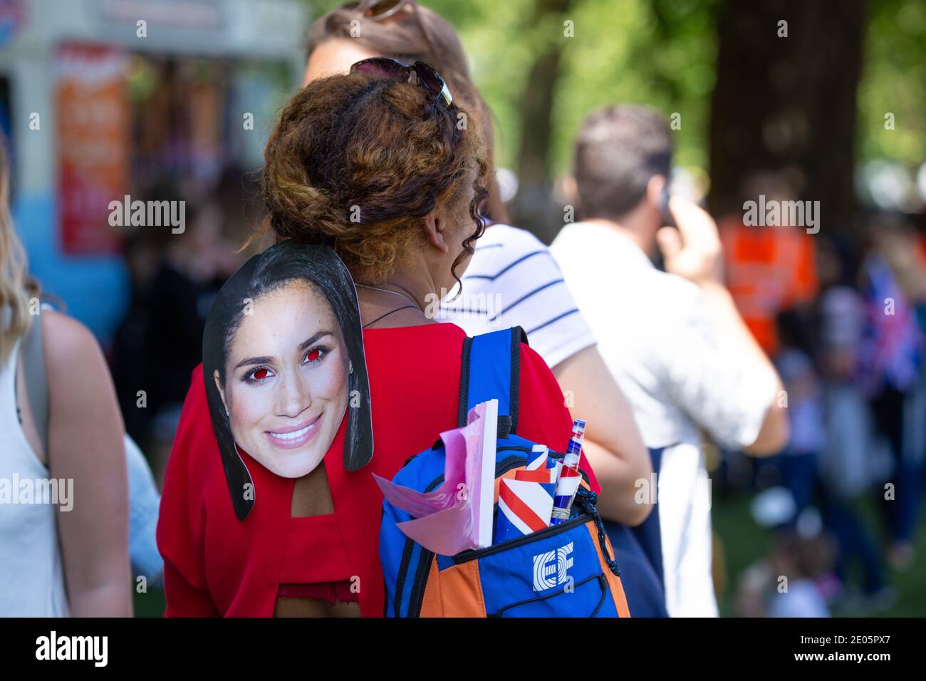 Frau trägt eine Meghan Markle Maske, während sie die Hochzeit von Prinz  Harry und Meghan Markle, die am 19. Mai 2018 in Windsor Castle,  Großbritannien, stattfand, beobachtet Stockfotografie - Alamy