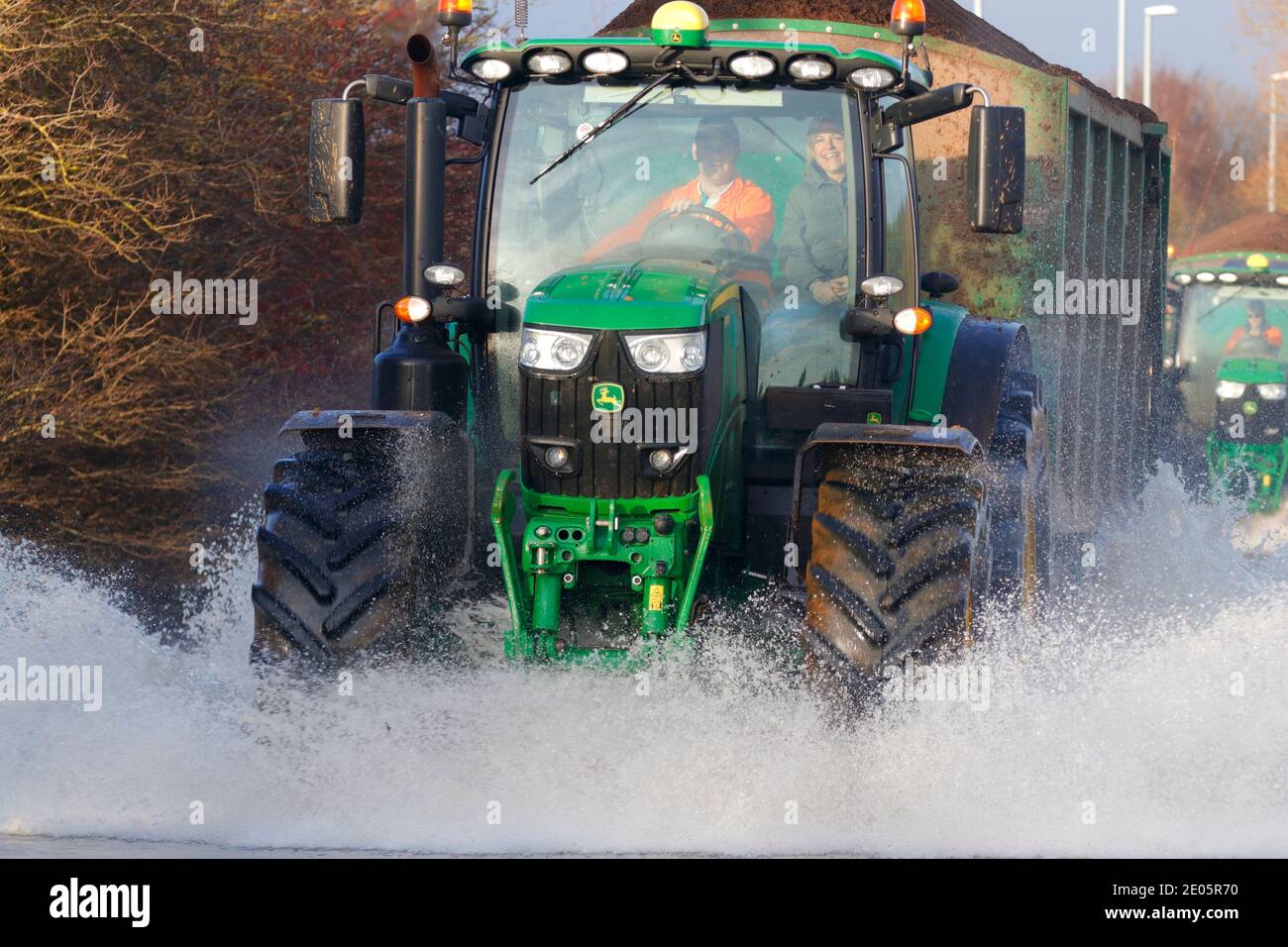 Ein Traktor fährt durch Storm Bella Fluten auf Barnsdale Road In Castleford, West Yorkshire, Großbritannien Stockfoto