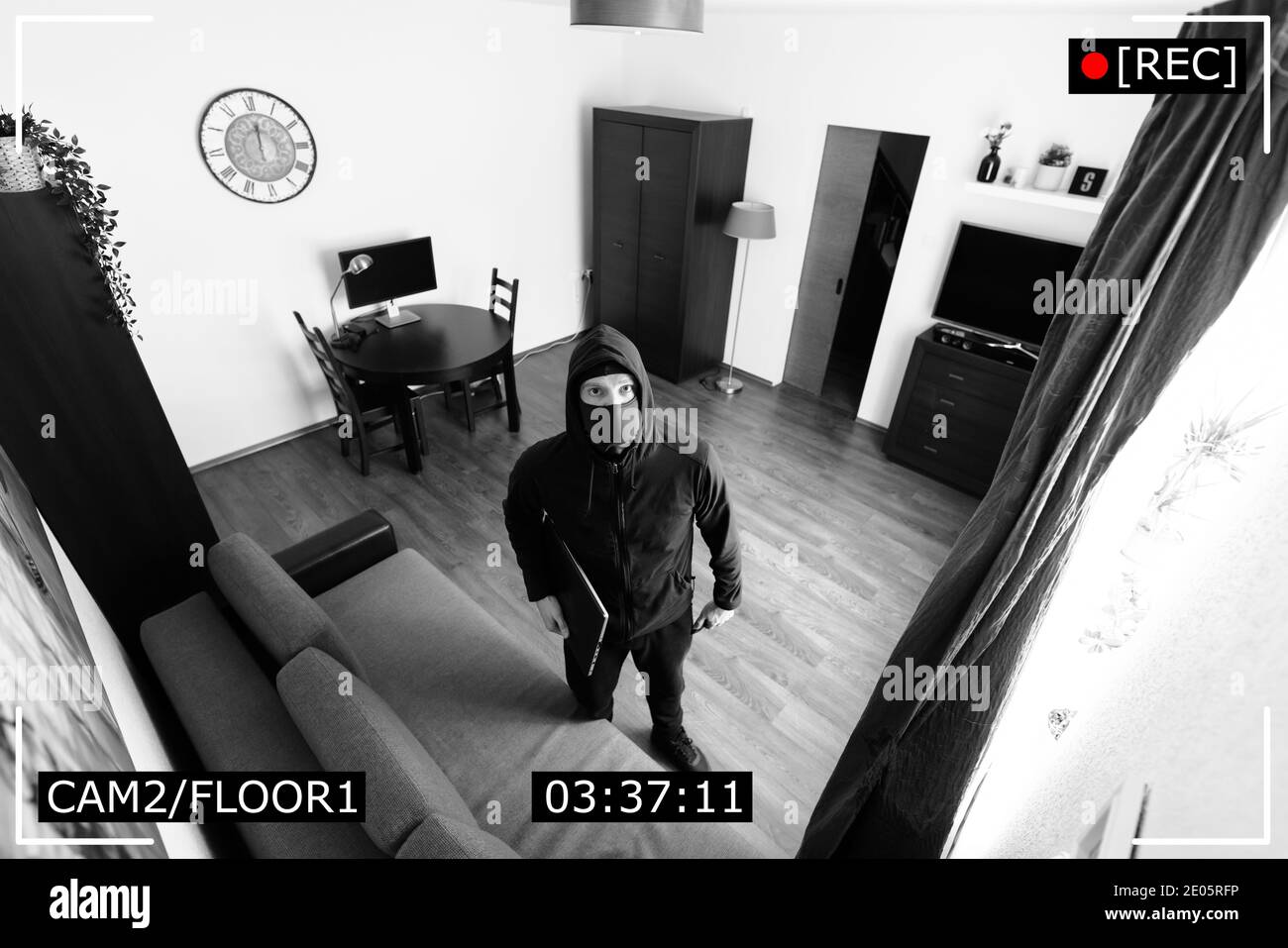 Hausraub - Einbrecher auf Überwachungskamera in erfasst Wohnzimmer Stockfoto