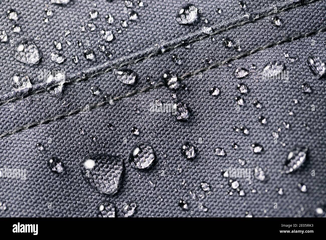 Wasserdichter Stoff - Nahaufnahme von wasserfestem Textil mit Wasser Tropfen Stockfoto