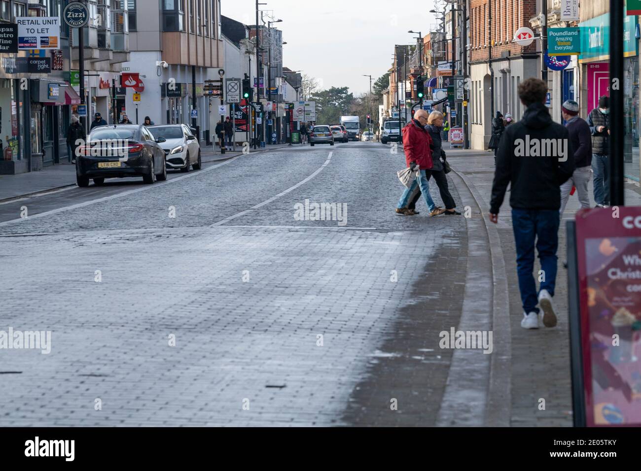Brentwood Essex 30. Dezember 2020 Brentwood, Essex hat die höchste Covid-19-Infektionsrate in England und Essex hat aufgrund des Drucks auf Krankenhäuser und NHS-Einrichtungen einen "kritischen Vorfall" erklärt. Brentwood High Street Kredit: Ian Davidson/Alamy Live Nachrichten Stockfoto