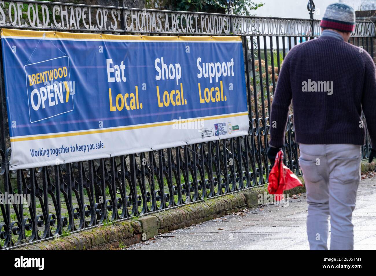 Brentwood Essex 30. Dezember 2020 Brentwood, Essex hat die höchste Covid-19-Infektionsrate in England und Essex hat aufgrund des Drucks auf Krankenhäuser und NHS-Einrichtungen einen "kritischen Vorfall" erklärt. Brentwood High Street Kredit: Ian Davidson/Alamy Live Nachrichten Stockfoto