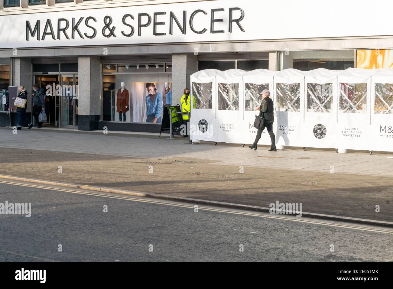 Brentwood Essex 30. Dezember 2020 Brentwood, Essex hat die höchste Covid-19-Infektionsrate in England und Essex hat aufgrund des Drucks auf Krankenhäuser und NHS-Einrichtungen einen "kritischen Vorfall" erklärt. Mark und Spencer Brentwood High Street, Kredit: Ian Davidson/Alamy Live Nachrichten Stockfoto