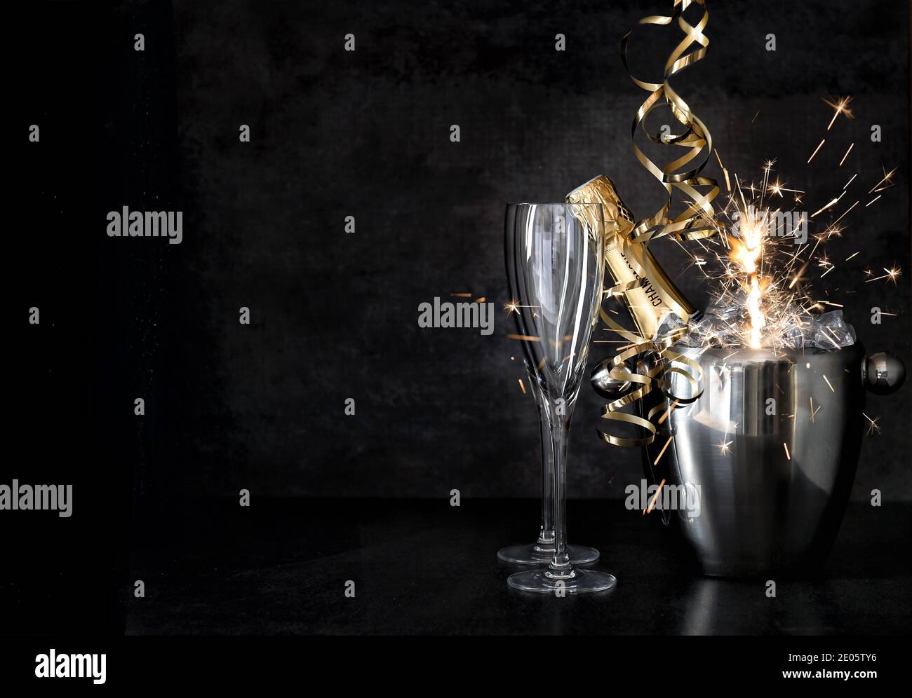 Champagner mit Toast von Flöten. Feiertage Dekoration Wunderkerzen Stockfoto