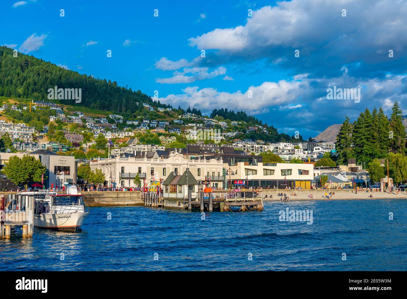 QUEENSTOWN, NEUSEELAND, 27. JANUAR 2020: Blick auf die Uferpromenade von Queenstown, Neuseeland Stockfoto