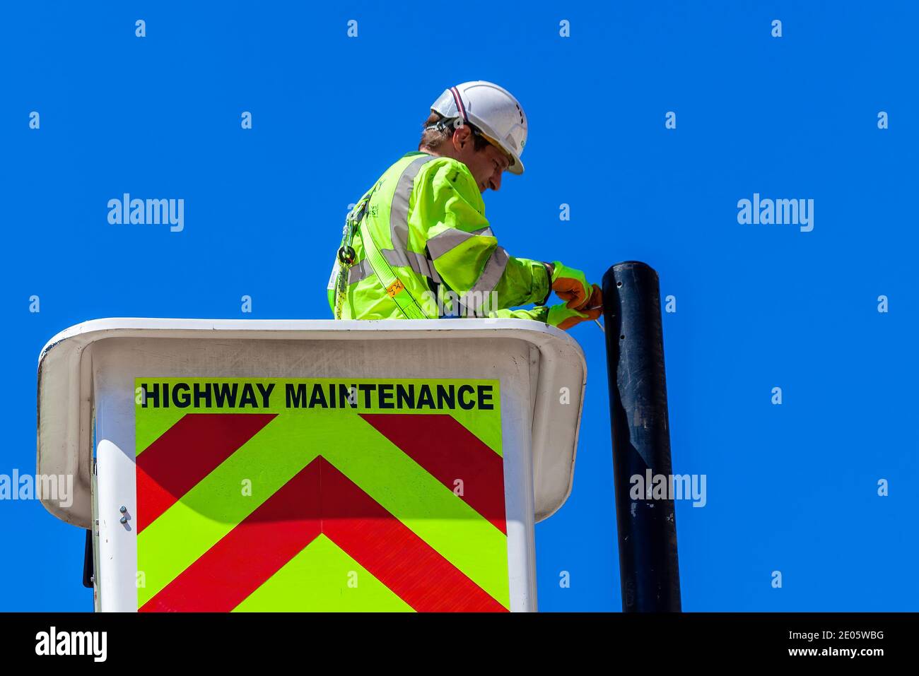 London, UK, July 14, 2014 : EIN Mann Autobahn-Wartungsarbeiter in einem mobilen Kran Scherenhubwagen Reparatur und Befestigung einer Straße Lampe Säule, Stock Foto ima Stockfoto