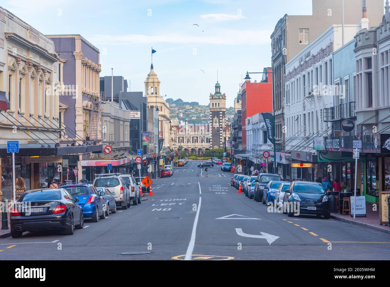 DUNEDIN, NEUSEELAND, 24. JANUAR 2020: Straße zum Bahnhof in Dunedin, Neuseeland Stockfoto