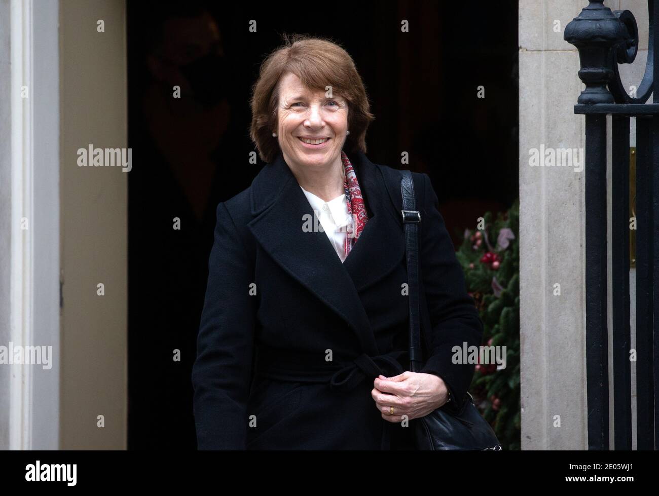 London, Großbritannien. Dezember 2020. Dr. June Raine, Chief Executive des MHRA, verlässt das Unternehmen, nachdem das wissenschaftliche Gremium den zweiten Oxford-AstraZeneca-Impfstoff genehmigt hat. Kredit: Mark Thomas/Alamy Live Nachrichten Stockfoto