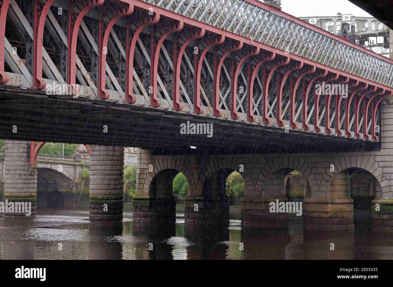 Die Eisenbahnbrücke zum Hauptbahnhof Glasgow über den Clyde Stockfoto