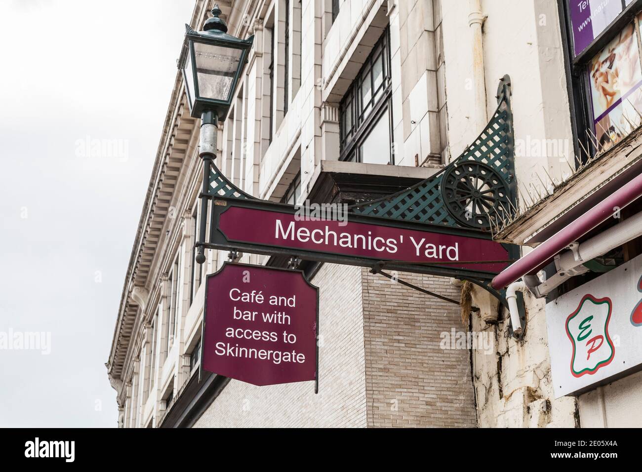 Das Schild für Mechanics Yard in Darlington, England, UK Stockfoto