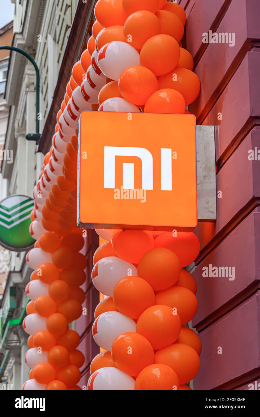 Heute wurde der erste Xiaomi Mi-Laden in Sarajevo eröffnet..Menschen Warten in der Schlange, um Tech zu großen Rabatten zu kaufen Stockfoto