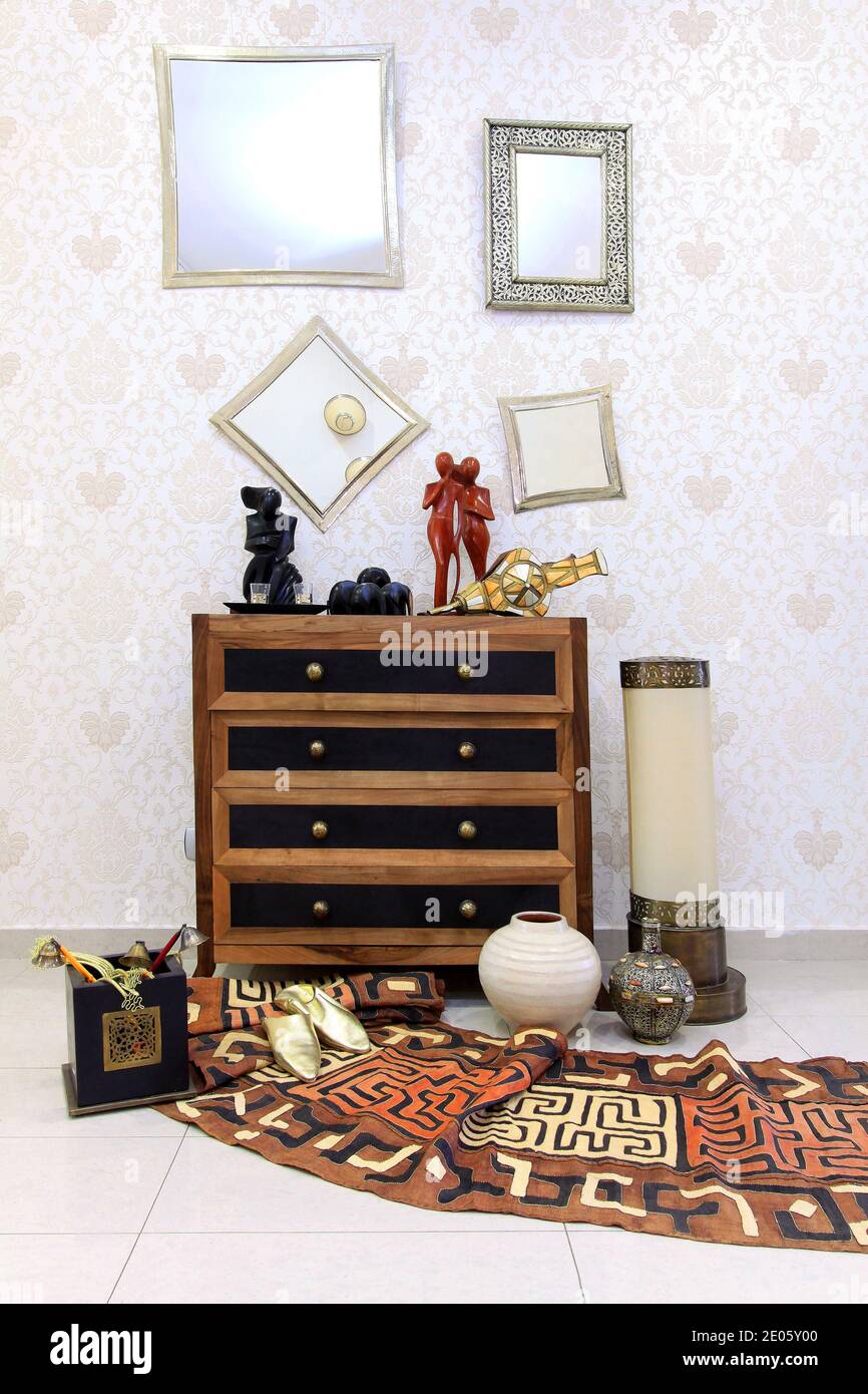 Ecke im marokkanischen Stil mit orientalischen Möbeln und Ornamenten Stockfoto