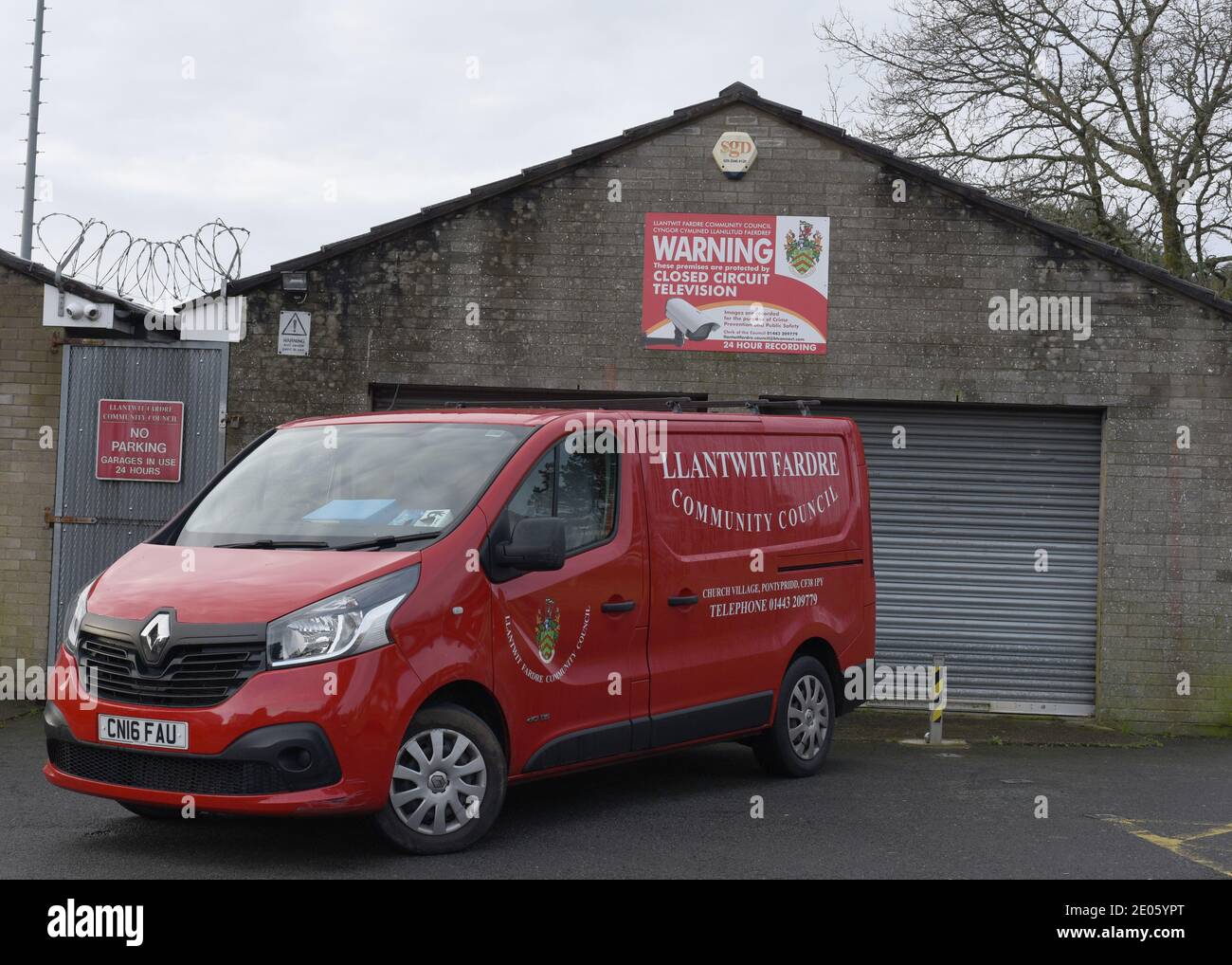 Der Llantwit Fardre Community Van vor seinem Lagerraum, wo Vandalismus oder Diebstahl ein offensichtliches Problem ist, nach CCTV, Stacheldraht und Warnung n zu urteilen Stockfoto