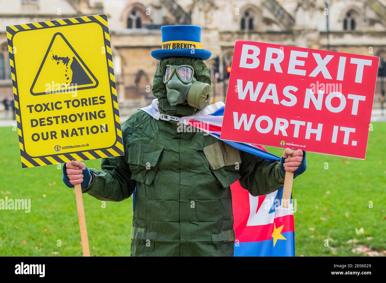 London, Großbritannien. Dezember 2020. Steve Bray von Sodem, pro-EU-Protestler, außerhalb des Parlaments, während Abgeordnete über den Brexit debattieren. Er trägt einen NBC-Anzug (nukleare, biologische und chemische Waffen), um eine weitere Tier-4-Geldstrafe zu vermeiden und auch seine Botschaft der toxischen Tories zu ergänzen. Kredit: Guy Bell/Alamy Live Nachrichten Stockfoto