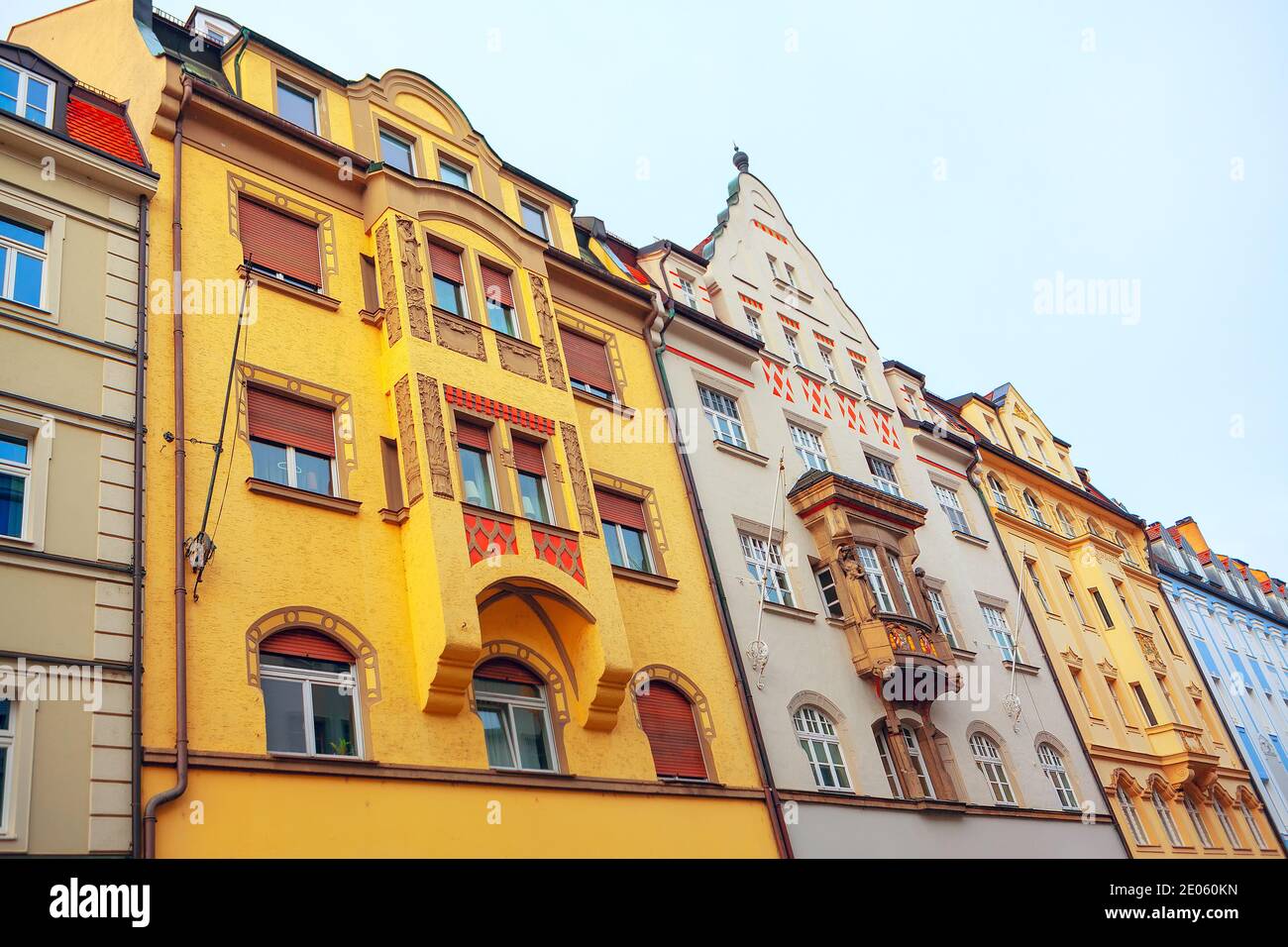 Wohnarchitektur im deutschen Stil. Straße mit bunten Häusern Stockfoto