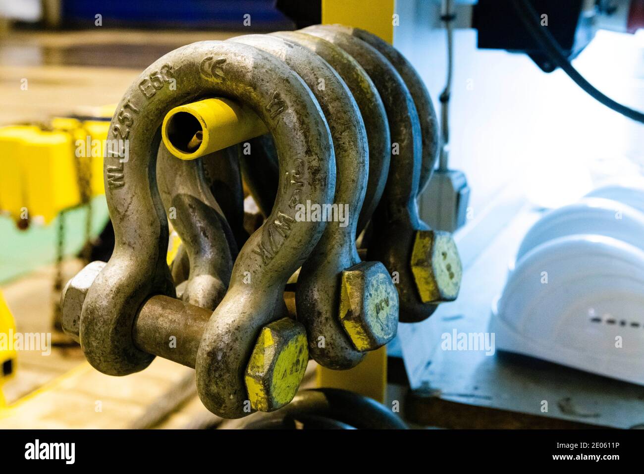 Flensburg, Deutschland. Dezember 2020. Stahlschäkel hängen in einer Bauhalle der Flensburger Werft. Die angeschlagene Flensburger Schiffbau-Gesellschaft (FSG) hat ihren ersten Auftrag seit dem Neubeginn unter der Leitung der Tennor Holding mit dem Bau eines neuen Ro-Ro-Schiffes erhalten. IVP Ship Invest, ein Unternehmen des Tennor-Gründers Windhorst, hat eine Ro-Ro-Fähre bestellt, teilte die FSG mit. Zudem hatte IVP Ship Invest eine Option für ein zweites Schiff platziert. Der Auftrag, einschließlich der Option, hat ein Gesamtvolumen von 140 Millionen Euro. Kredit: Frank Molter/dpa/Alamy Live Nachrichten Stockfoto