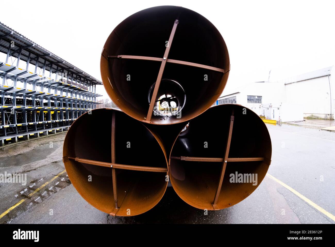 Flensburg, Deutschland. Dezember 2020. Stahlrohre liegen auf dem Gelände der Flensburger Werft. Die angeschlagene Flensburger Schiffbau-Gesellschaft (FSG) hat unter der Leitung der Tennor Holding ihren ersten Auftrag seit dem Neustart mit dem Bau eines neuen Ro-Ro-Schiffes erhalten. IVP Ship Invest, ein Unternehmen des Tennor-Gründers Windhorst, hat eine Ro-Ro-Fähre bestellt, teilte die FSG mit. Zudem hatte IVP Ship Invest eine Option für ein zweites Schiff platziert. Der Auftrag, einschließlich der Option, hat ein Gesamtvolumen von 140 Millionen Euro. Kredit: Frank Molter/dpa/Alamy Live Nachrichten Stockfoto