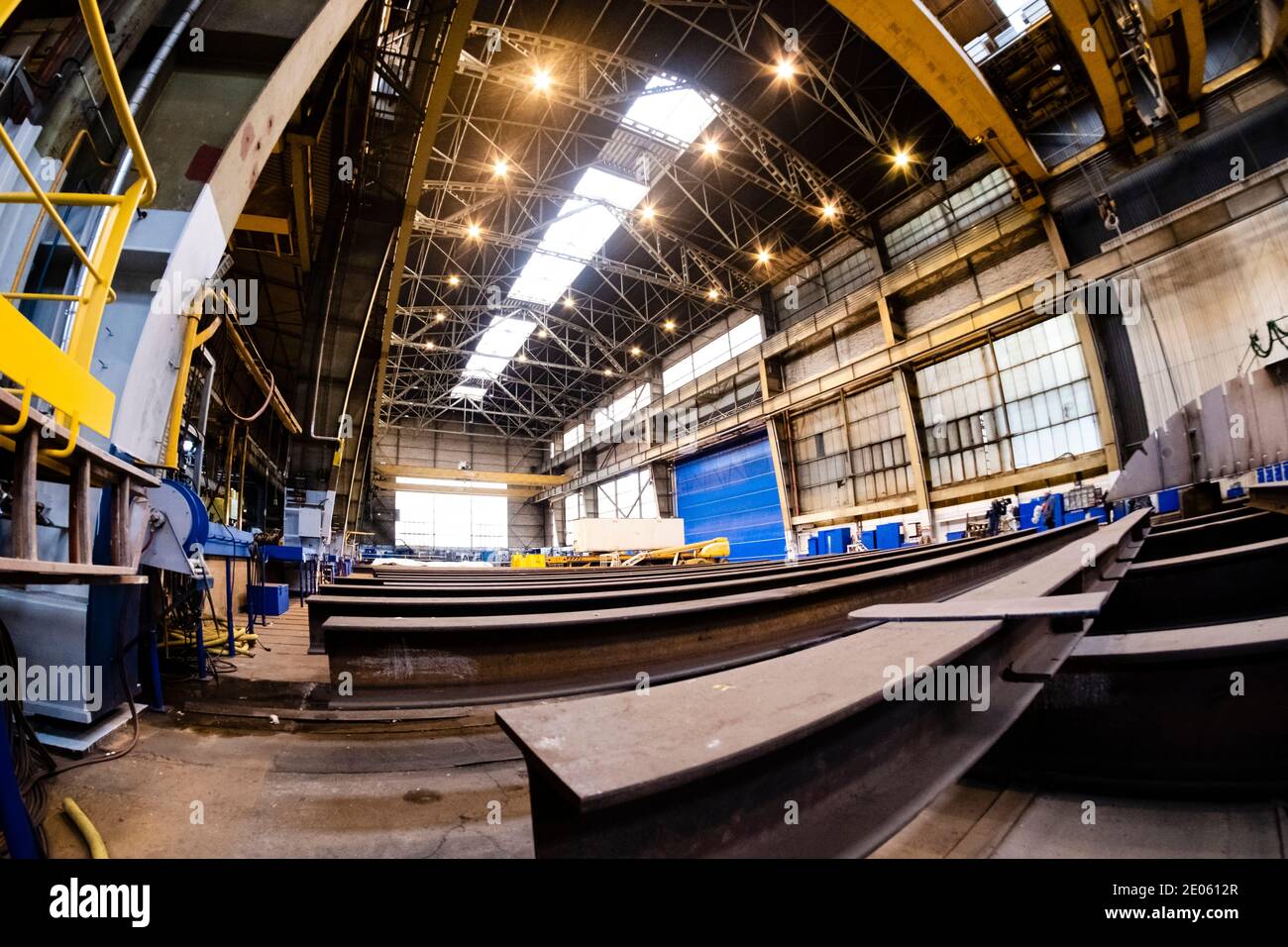 Flensburg, Deutschland. Dezember 2020. Stahlträger liegen in einer Bauhalle auf der Flensburger Werft. Die angeschlagene Flensburger Schiffbau-Gesellschaft (FSG) hat unter der Leitung der Tennor Holding ihren ersten Auftrag seit dem Neustart mit dem Bau eines neuen Ro-Ro-Schiffes erhalten. IVP Ship Invest, ein Unternehmen des Tennor-Gründers Windhorst, hat eine Ro-Ro-Fähre bestellt, teilte die FSG mit. Zudem hatte IVP Ship Invest eine Option für ein zweites Schiff platziert. Der Auftrag, einschließlich der Option, hat ein Gesamtvolumen von 140 Millionen Euro. Kredit: Frank Molter/dpa/Alamy Live Nachrichten Stockfoto