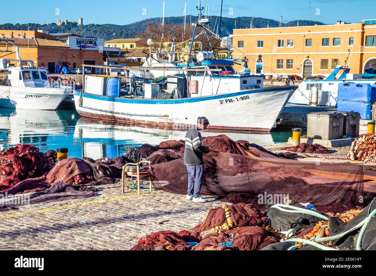 Fischer mit Fischernetz an der Marina von Palma de Mallorca, Mallorca, Balearen, Spanien Stockfoto