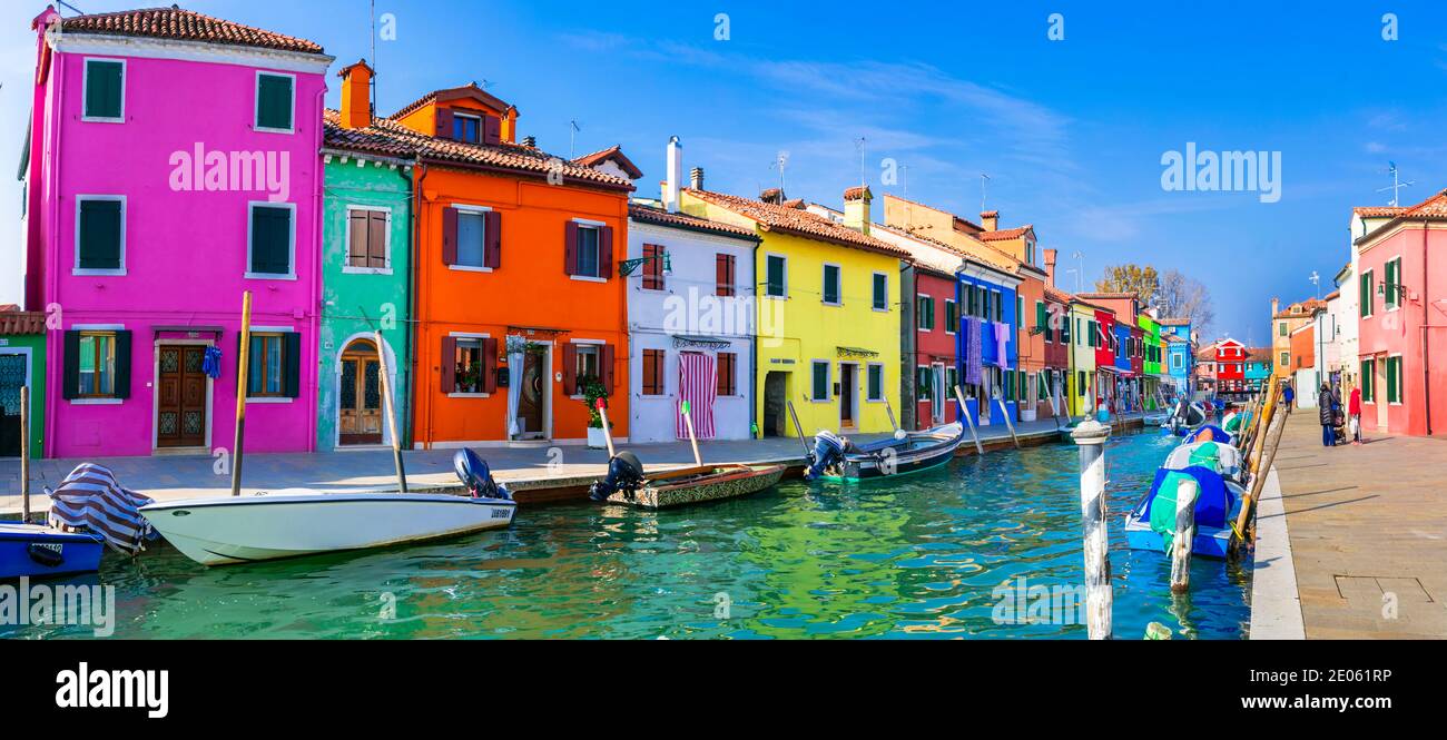 Traditionelles Fischerdorf Burano - Insel in der Nähe von Venedig. Italien, Venetien 31.10.2020 Stockfoto
